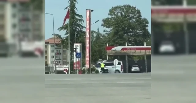 Kargaların saldırısına uğrayan trafik polisi zor anlar yaşadı Malatya Haberleri