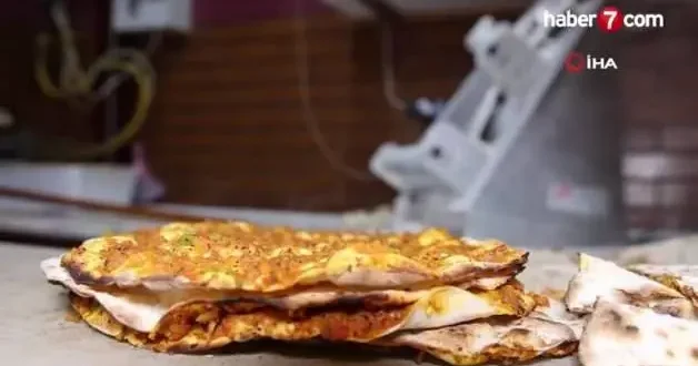 Elazığlı genç 15 lahmacunu tek oturuşta yiyor