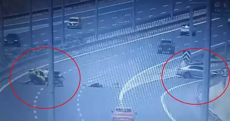 Otomobilin taksiyle çarpıştığı kaza kamerada: 1 ölü