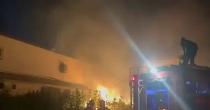 Otluk alanda başlayan yangın, tül fabrikasına sıçradı