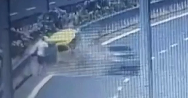 İzmir de 1 kişinin öldüğü kaza kamerada: Taksi sol şeritte durunca facia kaçınılmaz oldu VİDEO İZLE