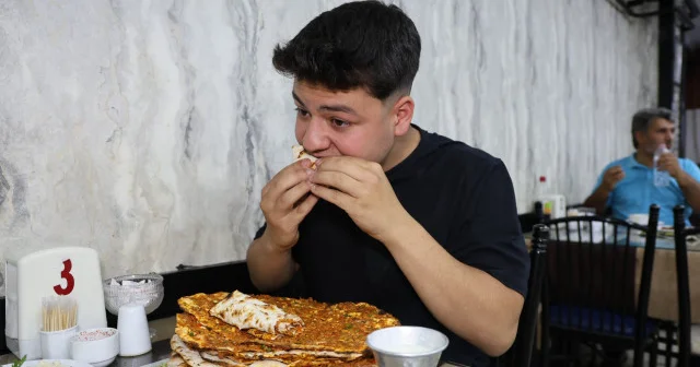 Hem zayıf hem iştahlı: Elazığlı genç tek seferde 15 lahmacun yiyor VİDEO İZLE
