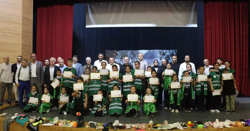 Düzce deki öğrencilerden Gazze için tiyatro gösterimi