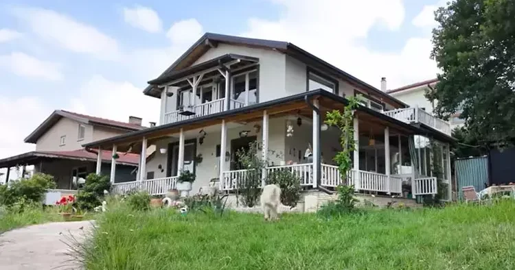 Ünlü oyuncu İstanbul u terk edip köyüne döndü... Artık sıfırdan inşa ettiği bu evde yaşıyor!