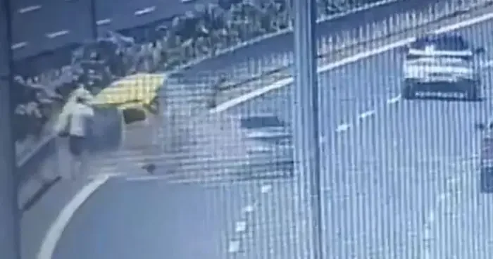 Yer: İzmir! Otoyolda dehşet anları! Sol şeritte bekleyen taksiye böyle çarptı: 1 kişi hayatını kaybetti