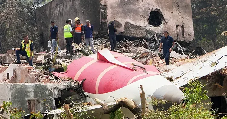 Hindistan da 2. 11A mucizesi: 270 kişinin öldüğü kazadan kıl payı kurtuldu