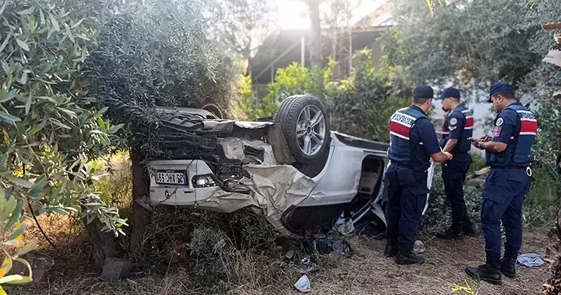 Otomobil fabrika bahçesine uçtu, sürücü ağır yaralı