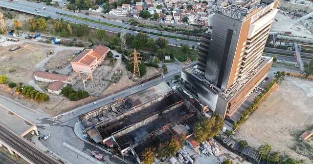 İzmir deki plastik fabrikasının deposunda çıkan yangının hasarı gün aydınlanınca ortaya çıktı İzmir Haberleri