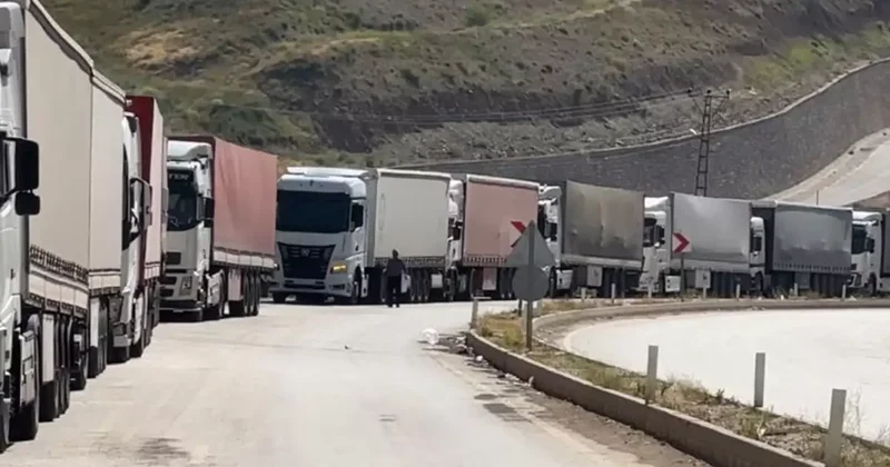 Çatışmalar nedeniyle Türkiye İran sınır kapısında 2 kilometrelik tır kuyruğu oluştu