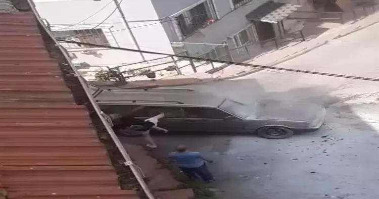 Öfkeli sürücü yanan arabasını tekmeleyip yumrukladı, vatandaşlar zor sakinleştirdi