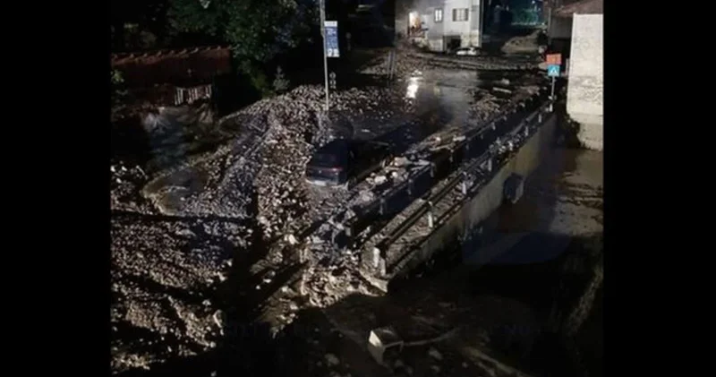 Felaketin eşiğinden dönüldü, tonlarcası gece saatlerinde dağdan kopup geldi