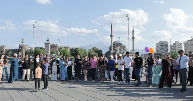 Kampanyası tamamlanan SMA lı Muhammed için valilik önünde kutlama Kayseri Haberleri