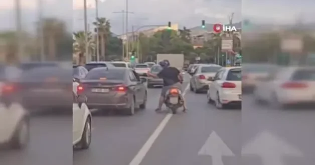 Trafikte sinirlerine hakim olamayan motosikletli sürücü otomobile yumruk attı