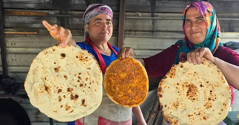 Depremzede kadınların tandır mesaisi; ekmeklerini ateşten çıkarıyorlar