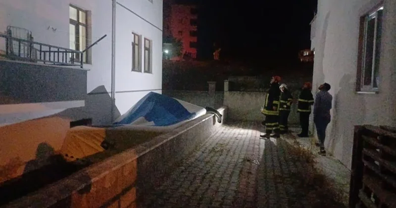 3 katlı binanın çatısına çıkan şahıs ortalığı birbirine kattı