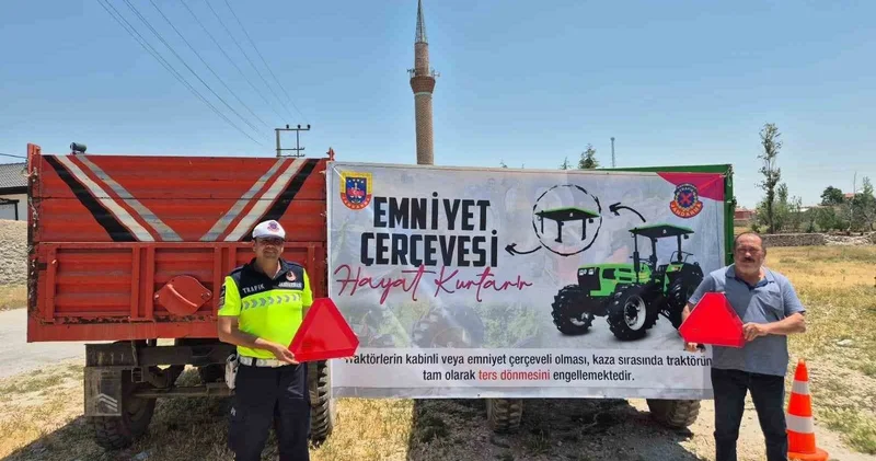 Jandarma traktör sürücülerine eğitim verip, reflektör dağıttı