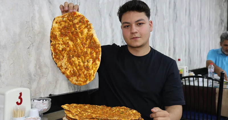 18 yaşındaki Veysel, bir oturuşta 15 lahmacun yiyor
