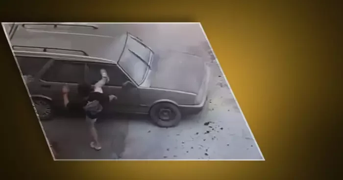 Aracından dumanların yükseldiğini görünce adeta deliye döndü! Camları tekmeyle, aynaları yumrukla kırdı