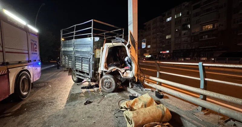 Kocaeli de korkutan kaza: Sürücü kamyonette sıkıştı