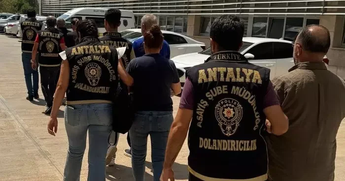 Antalya da dolandırıcılık operasyonu! Yakalanan 5 kişiden 2 si tutuklandı