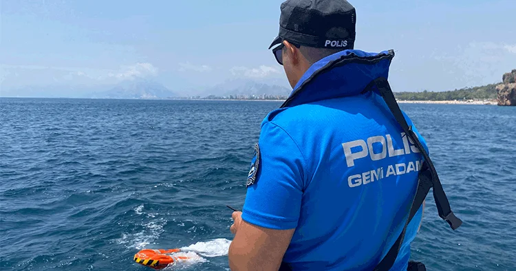 Antalya da deniz polisinden yeni çözüm: Uzaktan kumandalı can simitleriyle hayat kurtarıyorlar