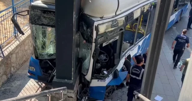 Ankara’da belediye otobüsü zincirleme kazaya karıştı: Olay yerinden ilk görüntüler VİDEO İZLE