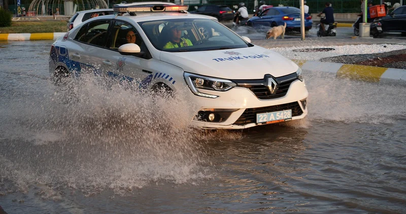 Edirne de içme suyu hattı yine patladı: Cadde göle döndü, vatandaş isyanda