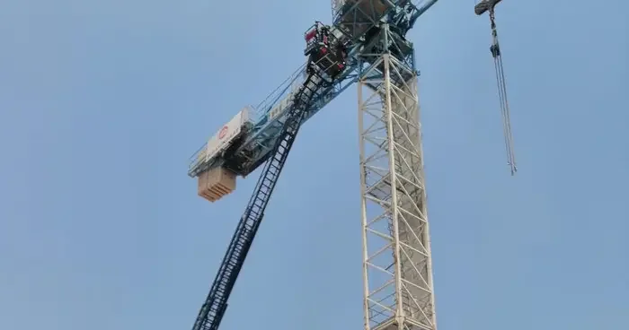 Malatya da rahatsızlanan kule vinç operatörü kurtarıldı