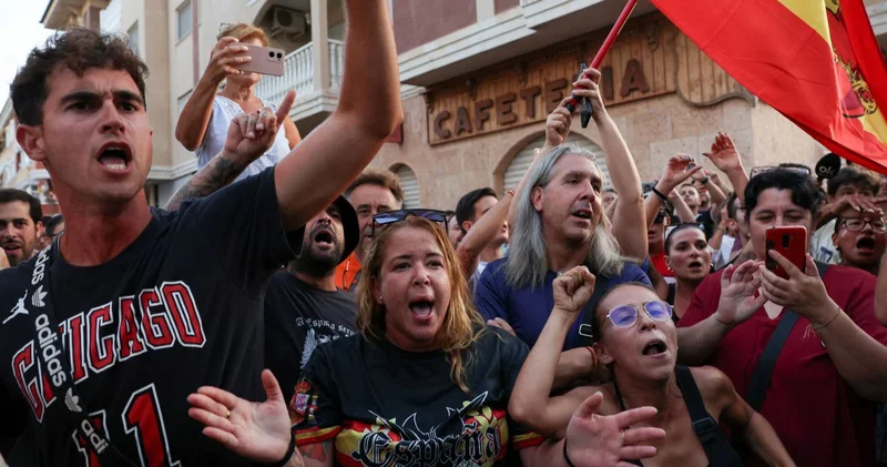 Torre Pacheco da Pedro Sanchez e küfürler, Franco marşı ve gazetecilere saldırı