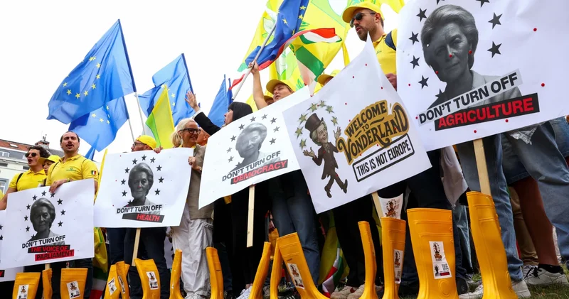 Çiftçiler AB kurumları önünde protesto düzenledi
