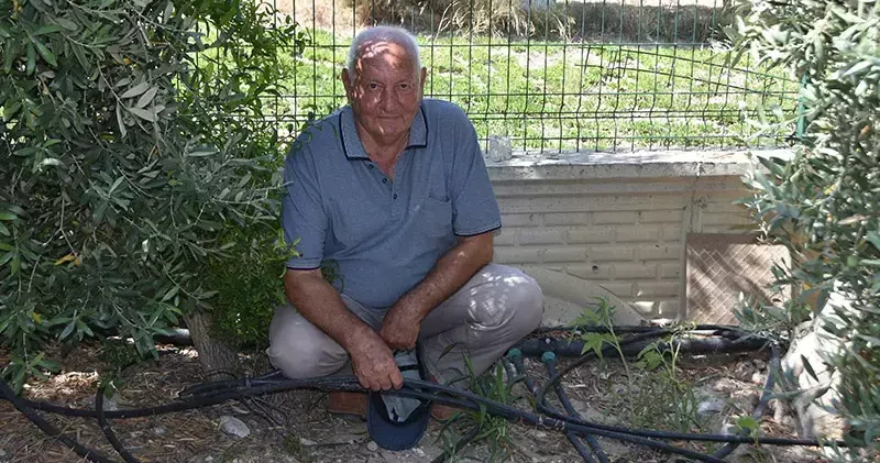 Bahçe sulama suyu kesilen emekli öğretmen, ağaçlarının kurumasından korkuyor