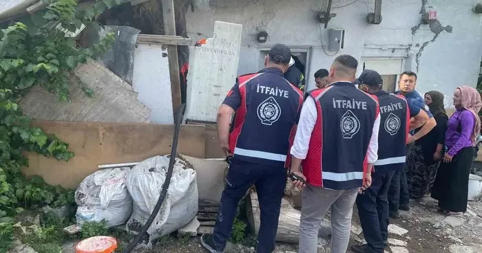 Kars’ta odunlukta çıkan yangın itfaiye ekiplerince söndürüldü