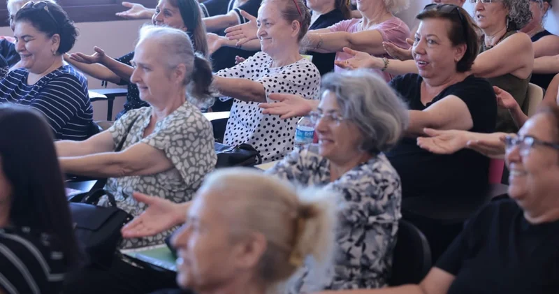 Kahkaha yogası ile tüm dertlerine sünger çektiler
