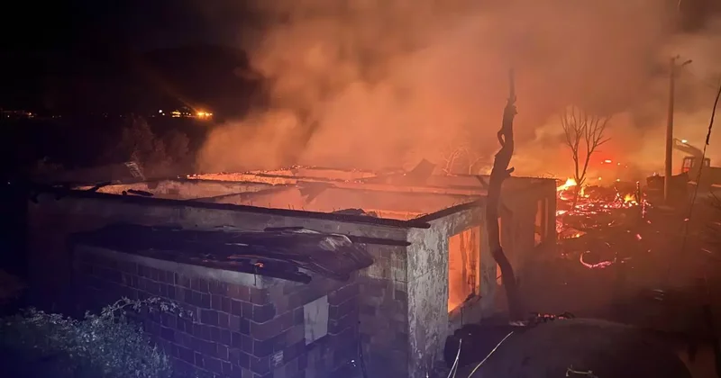 Köyde büyük yangın! Ev ve samanlıklar küle döndü