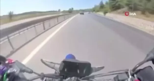 Otobanda motosikletiyle ilerleyen sürücü ölümden son anda kurtuldu!