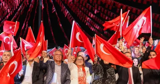 Gaziantep haberleri Gaziantep te milletinin kahramanlık destanı için meydanlar doldu 16 Temmuz 2025