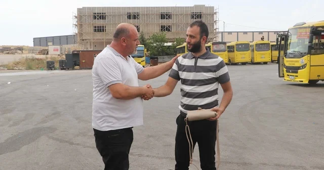 Otobüs şoförü, aracında unutulan içinde para ve altın olan çantayı sahibine ulaştırdı Gaziantep Haberleri