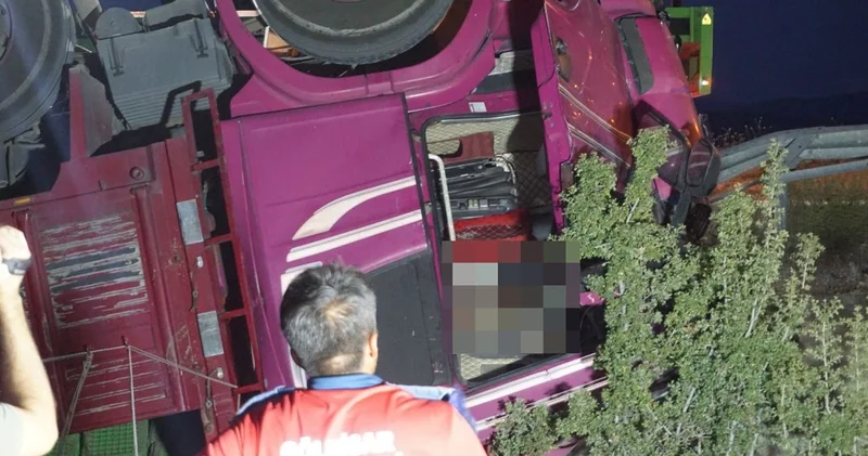 Domates yüklü kamyon şarampole devrildi: 1 ölü