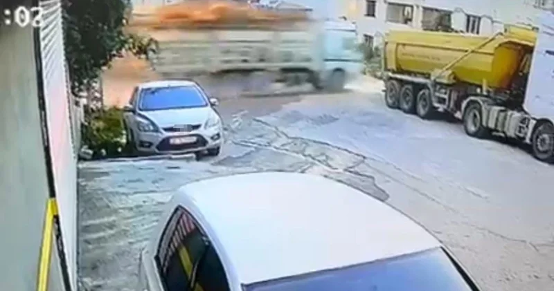 Demir yüklü kamyon 8 metrelik duvardan bahçeye uçtu