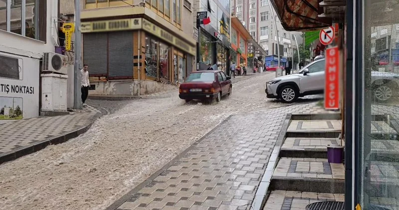 Gümüşhane’de 10 dakika süren sağanak, cadde ve sokakları göle çevirdi