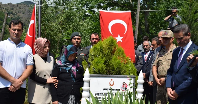 Şehit öğretmen Necmettin Yılmaz kabri başında anıldı Gümüşhane Haberleri