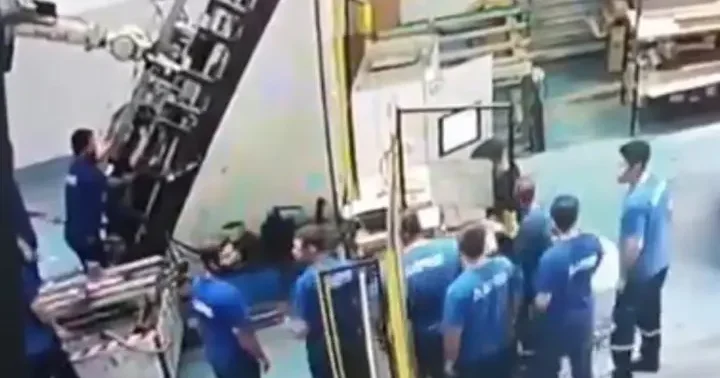 Adana da korkunç olay: Arızalı makine, işçinin sırtına saplandı