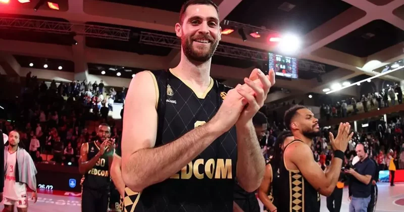 Anadolu Efes, Fenerbahçe Beko nun eski yıldızını kadrosuna kattı