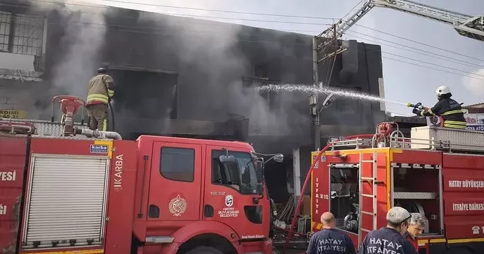 Hatay da mobilya atölyesinde çıkan yangın söndürüldü