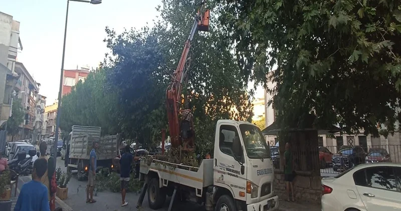 Balıkesir de kuvvetli rüzgar, 4 tonluk su deposunu caddeye uçurdu