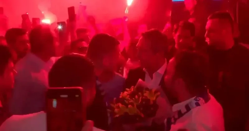 Ali Koç a meşaleli karşılama! Söylenen o beste dikkat çekti