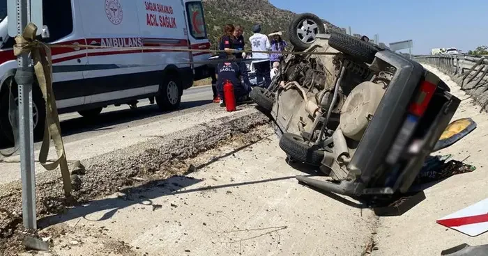 Refüje çarparak takla atan Tofaş kullanılmaz hale geldi: 4 yaralı