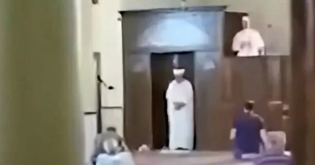 Suriye de hükümet camiye yeni imam atadı ama eski imam kabul etmeyince iki hutbe aynı anda okundu VİDEO İZLE