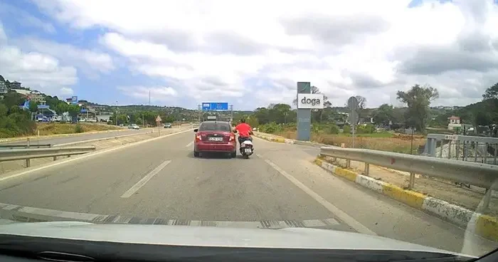Motosiklet sürücüsü canını hiçe saydı