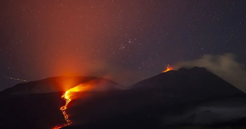Etna Yanardağı nda hareketlilik: Güçlü şekilde patlayarak kül ve lav püskürttü Sözcü Gazetesi